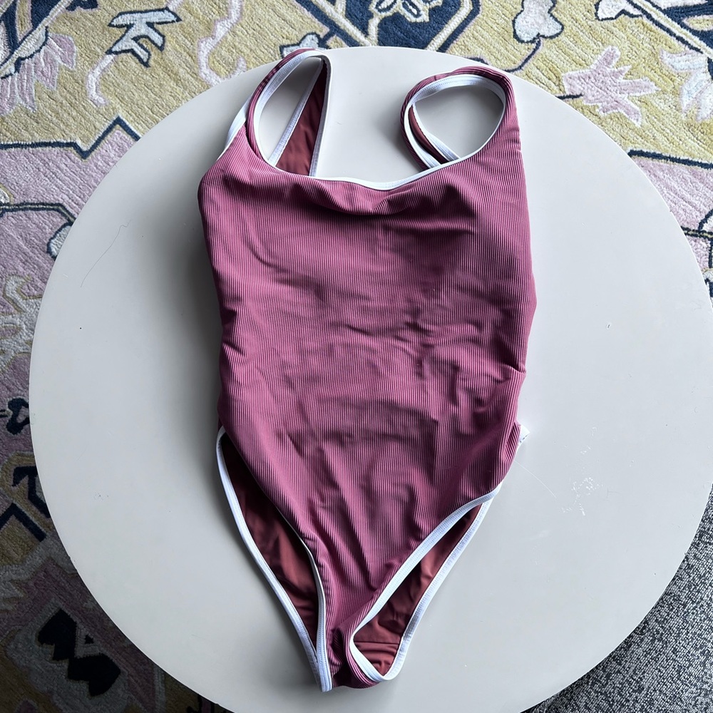 Lainsnow sangria one piece size L - Picture 4 of 5